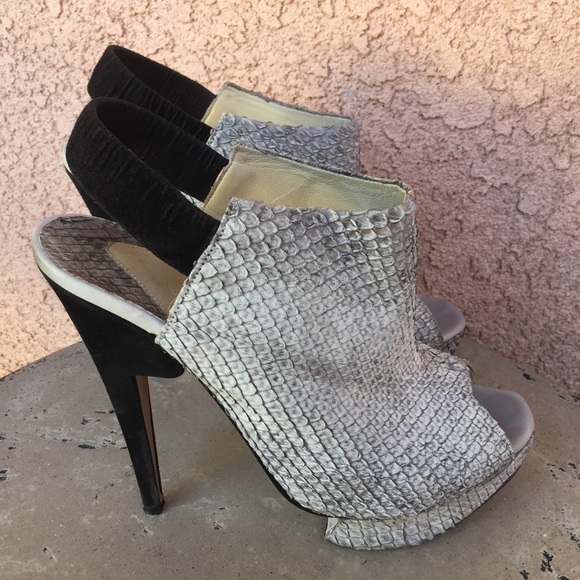Nicholas Kirkwood Peep Toe Sling Back Heels Gray Scalloped Textured Size 9 - Picture 3 of 8